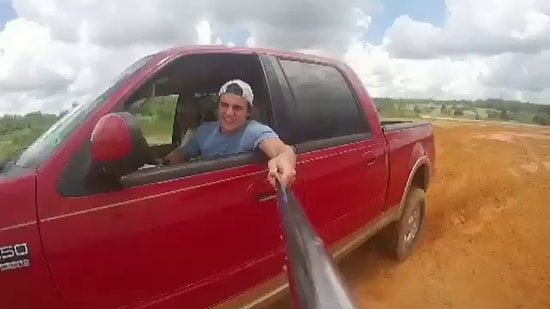 Selfie Uğruna Aracıyla Takla Atan, Ancak Selfie Çubuğunu Elinde Bırakmayan Genç