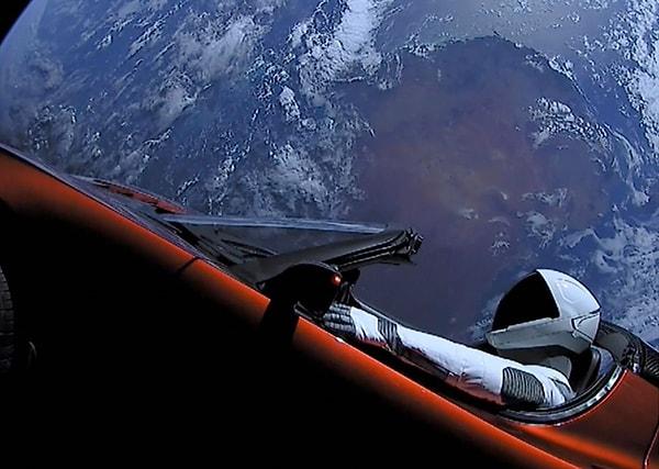 2. Elon Musk'ın uzaya fırlattığı ve içinde David Bowie çalan spor araba Tesla; şimdi kim bilir nerelerdesin?