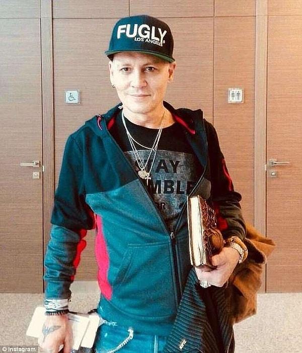 Johnny Depp, Rusya St. Petersbourg'da hayranları ile karşılaşınca fotoğraf çektirdi. İşte bu solgun, hasta görünümü böyle ortaya çıkmış oldu!
