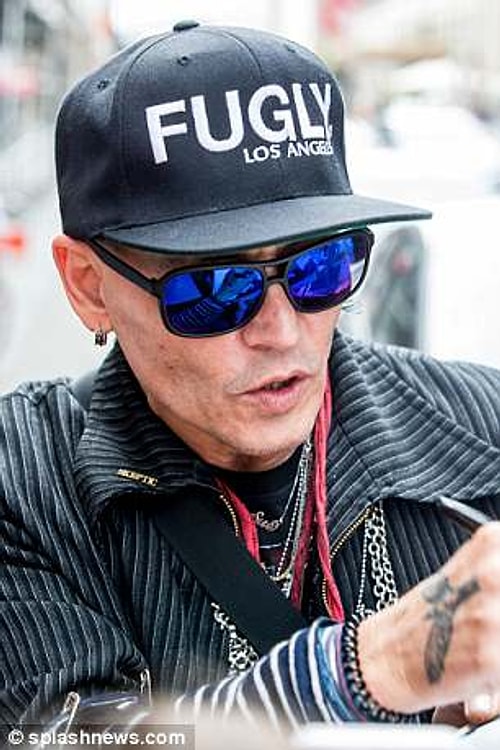 Bugün turne kapsamında Berlin'e giden Depp, sosyal medyadaki paylaşımlardan haberdar olmuştu sanki... Bu kez yüzünü siyah güneş gözlükleri ile saklamayı tercih etti.