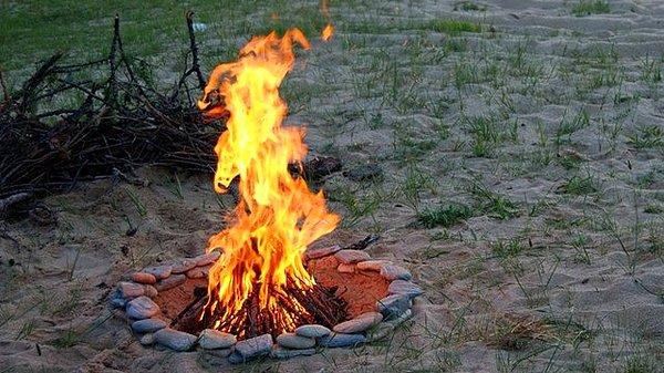 4. Kendinizi sıcak tutmak için ateş yakın.