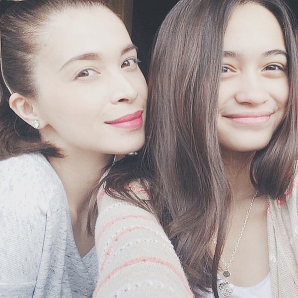 2. Дочка на этом фото слева или справа?