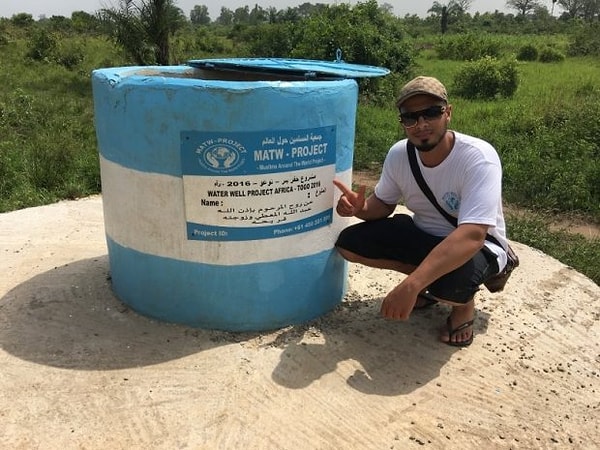 После приговора врачей он раздал все свои деньги нуждающимся и основал благотворительный фонд "Мусульмане по всему миру".