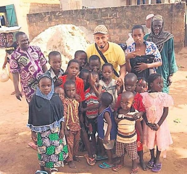 На похороны Али пришли тысячи людей, многих из которых были с ним незнакомы, но много слышали о нем и его помощи.