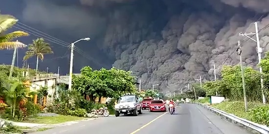 Guetemala'daki Fuego Yanardağı'nın Patlamasıyla Oluşan Kül Bulutlarından Kaçan İnsanların Korku Dolu Anları