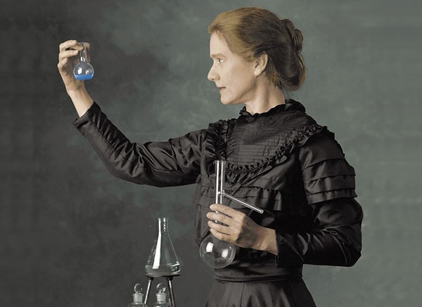 8. Личные дневники, записи и мебель Марии Кюри все еще остаются радиоактивными.