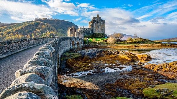 8. İskoçya'nın çevresinde yaklaşık 300 tane kale bulunuyor.