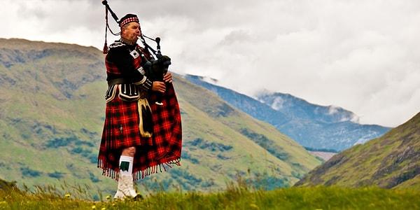 15. İskoçların geleneksel kıyafetine 'kilt' denilir ve belden diz hizasına kadar gelen, tek parça, etek şeklinde bir kıyafettir. İskoçya'daki klanların her biri, farklı renkte ve desende kilt giyerler.