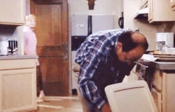 Шаг 2: Секунду спустя достать коробку из мусорного ведра, потому что вы забыли, сколько минут нужно греть это блюдо.