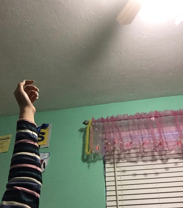 7. Без всякой на то причины поднимать руку вверх, лежа на кровати.