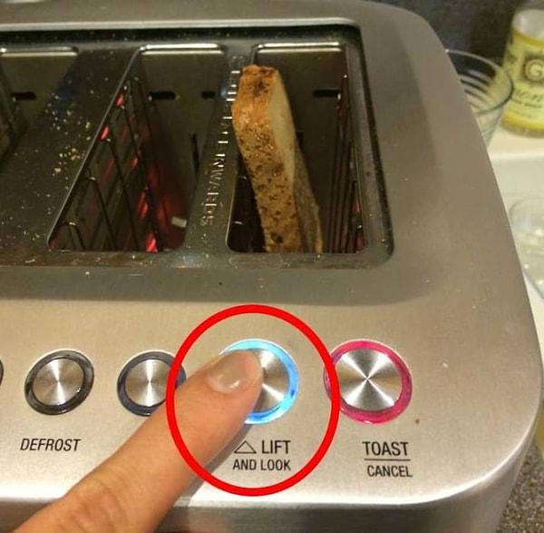 3. Bu ekmek kızartma makinesinde ekmeğin durumunu görebilmeniz için 'kaldır ve bak' tuşu var. 👏