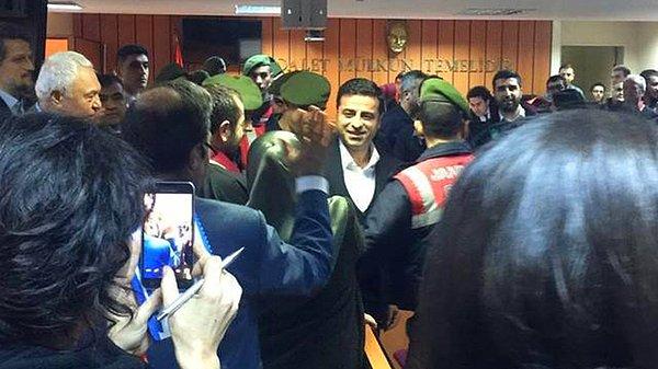HDP’nin sosyal medya hesaplarında yayınlanan video, Demirtaş’ın eşi ve ailesine yaptığı konuşmayla başladı.