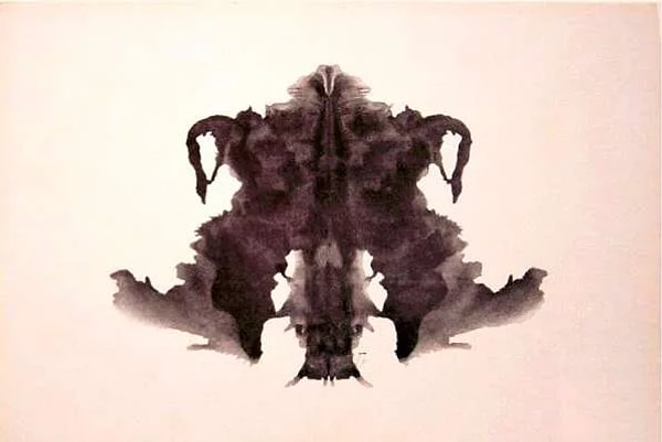 6. Стандартный ИИ — черно-белое фото бейсбольной перчатки, Норман — человек, убитый очередью из пулемета при свете дня.