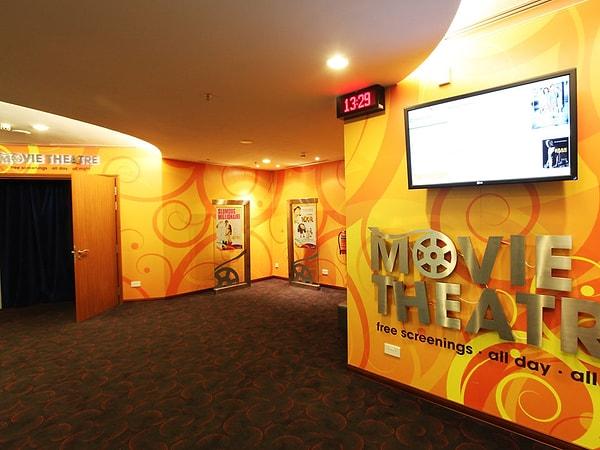 Terminal 2 ve 3 binalarında vizyon filmlerinin oynadığı, ücretsiz sinema salonu var.