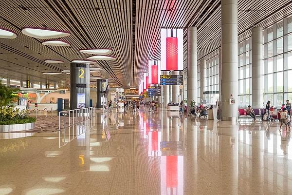 Terminal 4, toplam 737.5 milyon dolara mal oldu. Arzu eden yolcular hiçbir yerde beklemeden ya da herhangi bir insan teması kurmadan uçağına binebilecek.