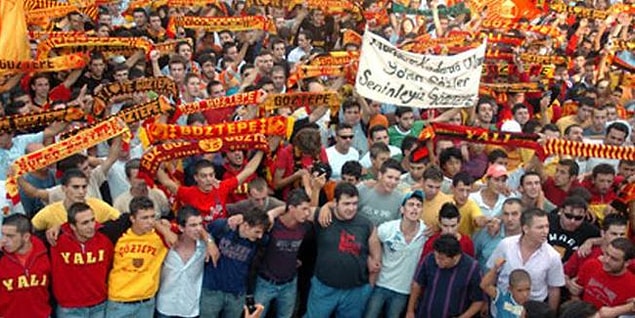 Teknik direktörlük kariyerinde 2000-2001 sezonunda Göztepe'yi Süper Lig'e taşımıştı.