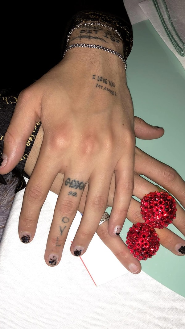 5. Рука молодого человека даже засветилась в Инстаграм-сторис Кендалл