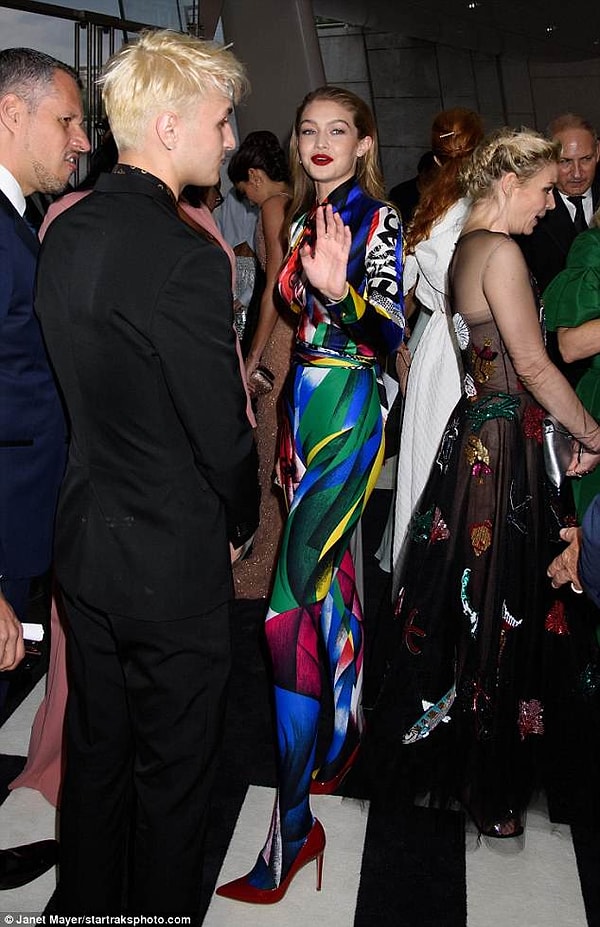 2. Также на премии появился Анвар Хадид, пришедший поддержать свою сестру Джиджи... Ну думаем, вы поняли, к чему мы клоним😏😏😏