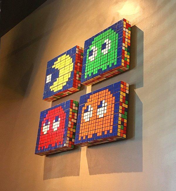 2. Rubik küplerinden yapılmış bir Pac-Man dekoru.