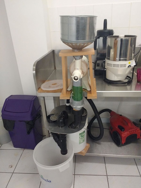 14. Затем бобы отправляются вот в такую машину, где они ломаются и отделяются от зерен