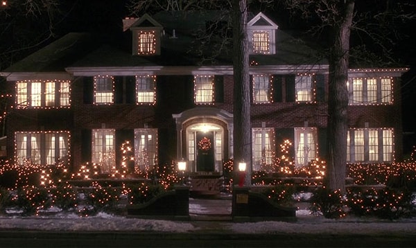 11. Дети 90-х, ставшие взрослыми: вы тоже задумываетесь над тем, как отец Кевина Маккалистера мог позволить себе так украсить дом на Рождество и свозить 9 человек в отпуск в Париж?!