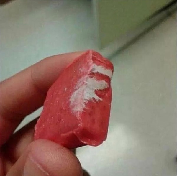 23. Прилепилась бумага от обертки? Наплевать, сьем так 😁