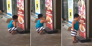 Reklam Afişindeki Kızarmış Tavukları Eliyle Alıp Yemeğe Çalışan Ufaklık