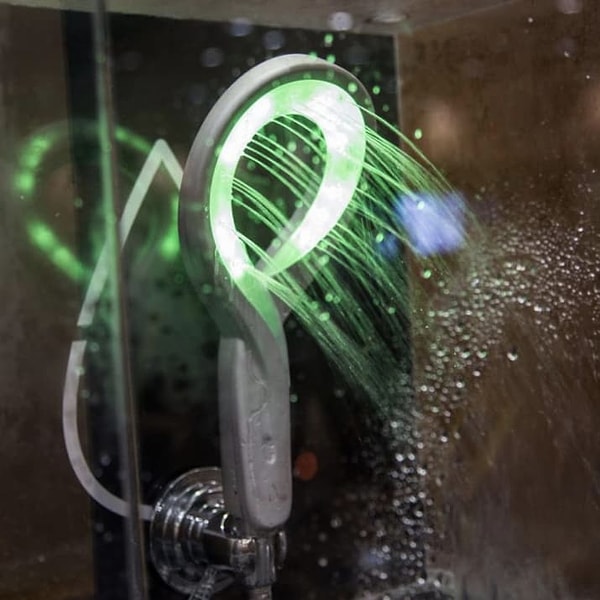 2. Эта "умная" насадка для душа меняет цвет, когда вы моетесь, сигнализируя о том, что вы тратите слишком много воды