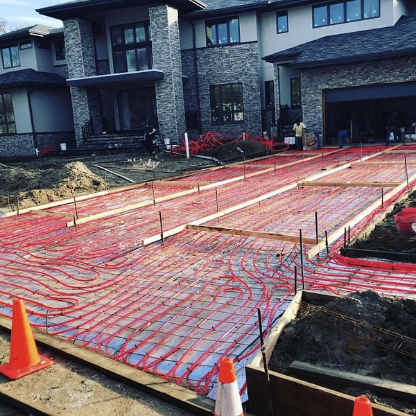 9. У этого дома будет дорожка с подогревом, так что можно забыть о проблеме чистки снега