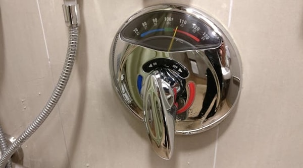 11. А как вам такой кран для душа со встроенным датчиком температуры воды?
