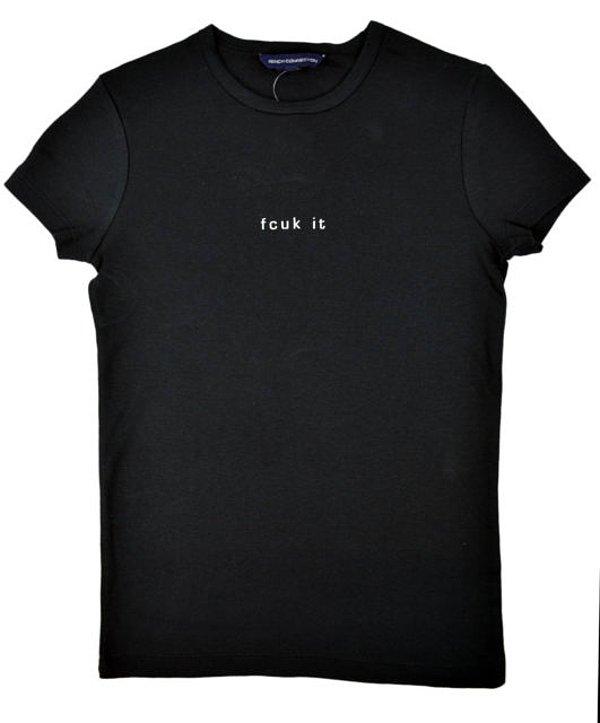 8. Her şeyle kombinleyeceğini düşündüğün düz siyah t-shirt'ü bulduğunu sanıyorken...