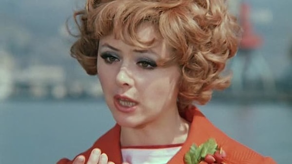 5. Песня "Звенит январская вьюга", которую спела Нина Бродская, звучала в фильме...