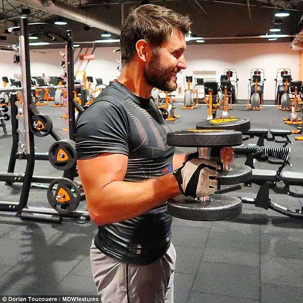 5. По словам парня, бодибилдинг занимает не последнее место в этом трудном пути к восстановлению после тяжелой физической и эмоциональной болезни.