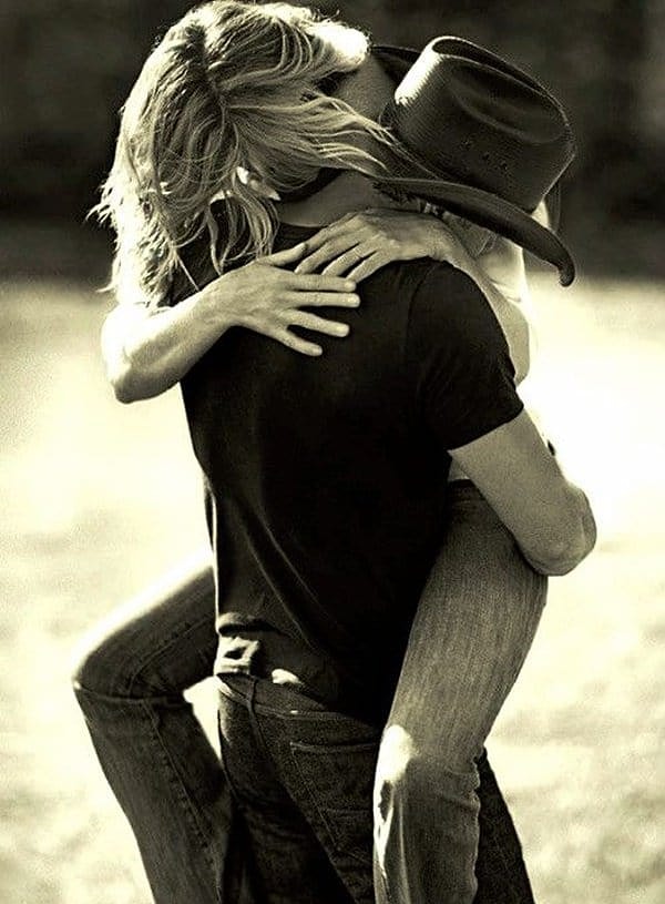 3. Объятия ногами