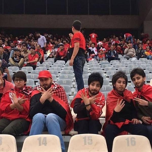 3. İran'da kadınların futbol maçlarına seyirci olarak girilmesine izin verilmiyor. Bu sebeple, gördüğünüz 5 kadın, Persepolis Şampiyonasını kutlamak için erkek kılığına girerek stadyuma giriyorlar.