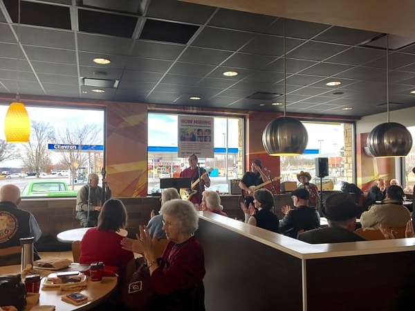 1. В этом Макдональдсе дважды в неделю играет живая музыка