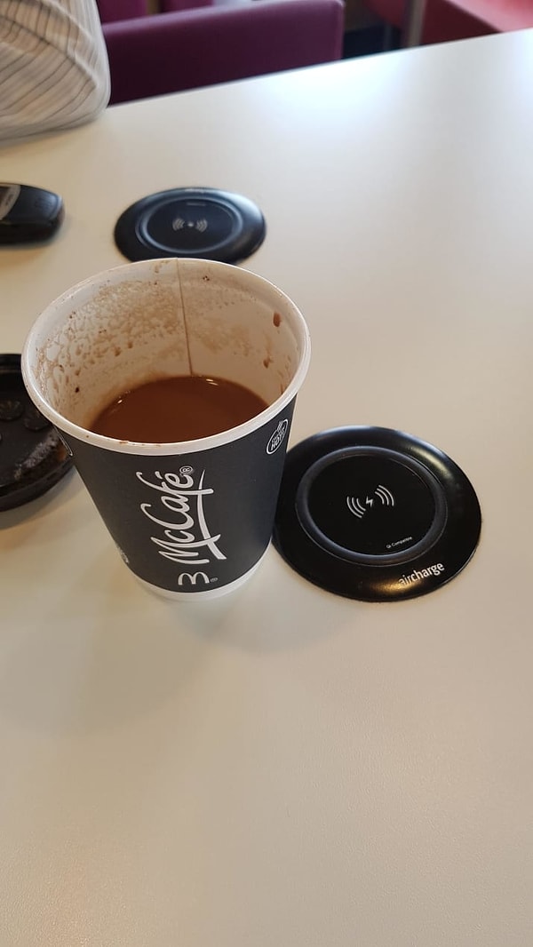 3. Столик оборудован беспроводными устройствами, чтобы подзарядить телефон, пока пьешь кофе