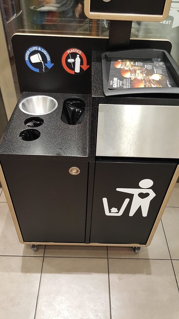 5. Здесь можно вылить жидкость, прежде чем отправишь мусор в урну