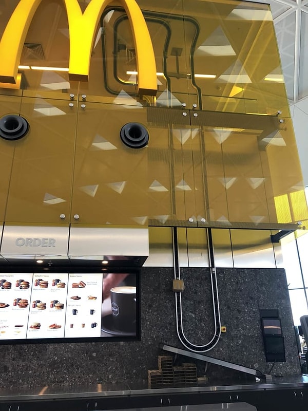 7. Этот ресторан оборудован конвейерной лентой, по которой еду спускают с верхнего уровня на нижний