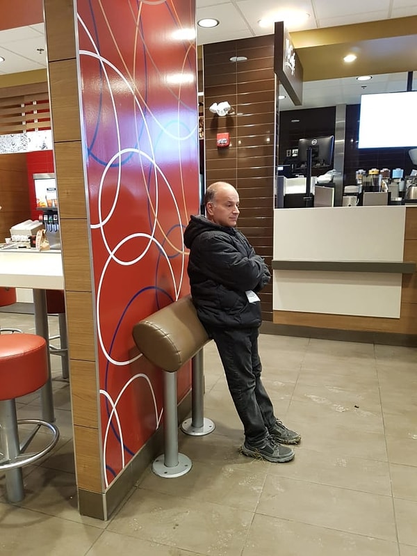 10. В этом маккофе есть подушечка, на которую можно опереться, пока ждешь заказ