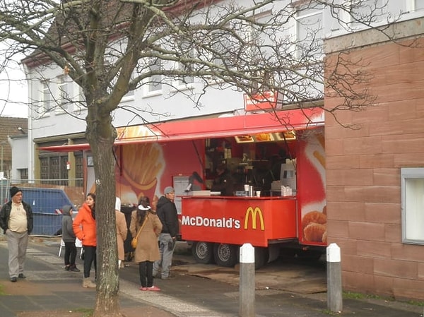 11. Фудтрак с едой из Макдональдса