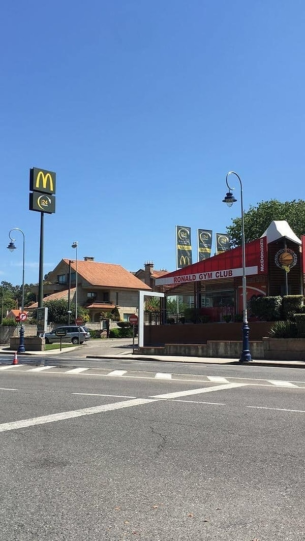 12. А вот это что-то новенькое: Макдональдс с тренажерным залом!