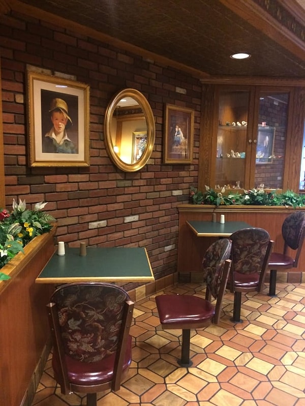 17. А этот выглядит так, как будто находишься в старинном особняке