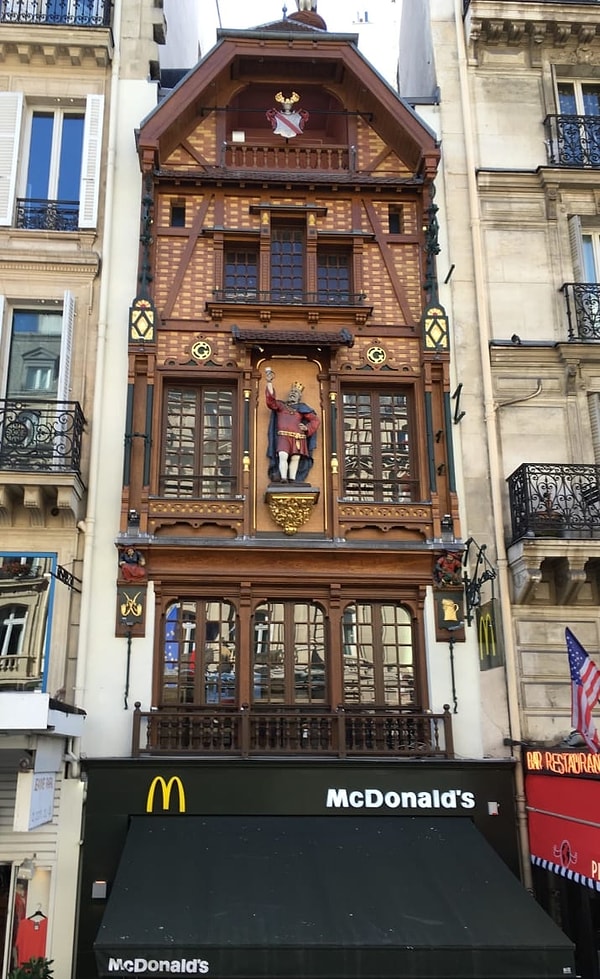 20. Трудно поверить, что это фасад Макдональдса (находится такая красота в Париже)