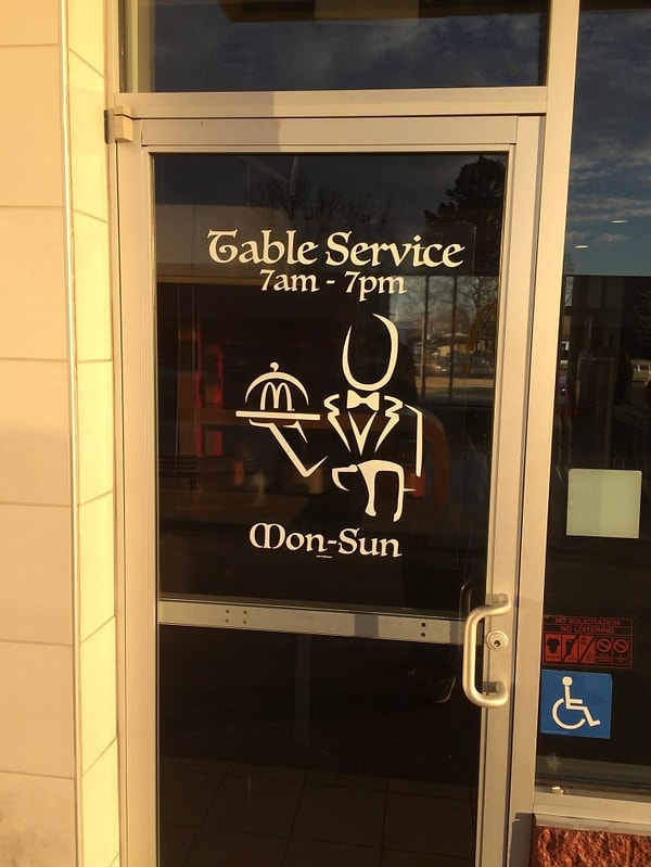 21. Это Макдональдс даже предлагает обслуживание столиков