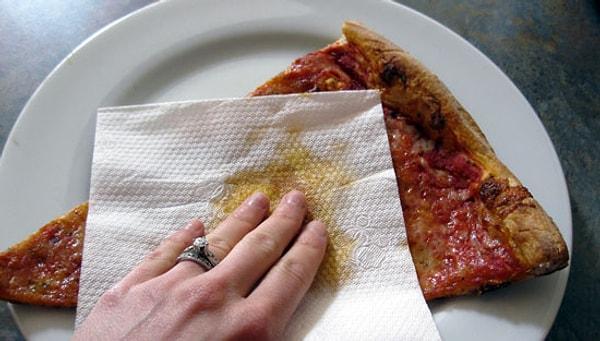 7. İlle de pizza yiyeceksen üzerindeki fazla yağı al.