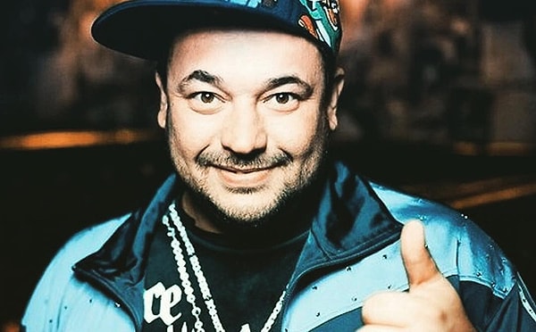 9. "Он идёт по дороге, он сегодня устал..."