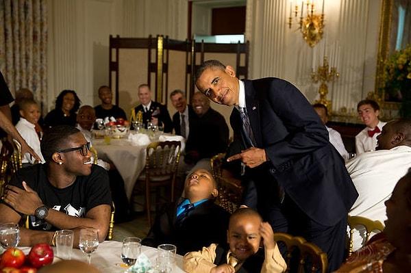 2. Babalar Günü'ne özel toplantıda uyuyakalan oğlanla fotoğraf çektirmeye karar veriyor Obama. 😂