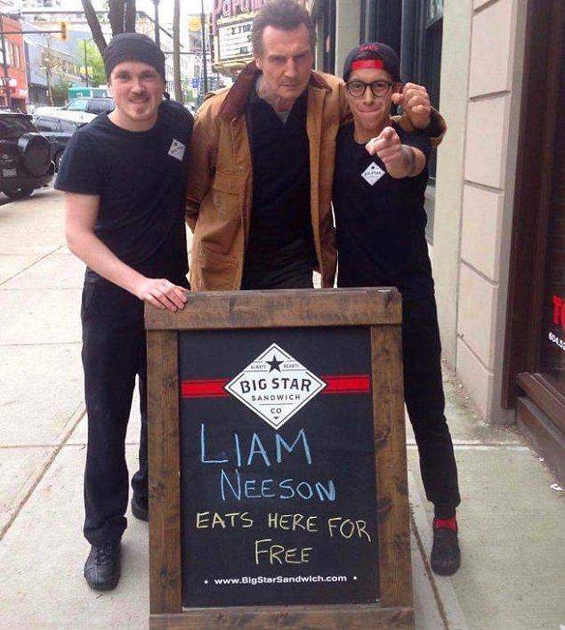 3. "Liam Neeson burada ücretsiz yiyor." tabelasını gören Liam Neeson mekanı basıyor.