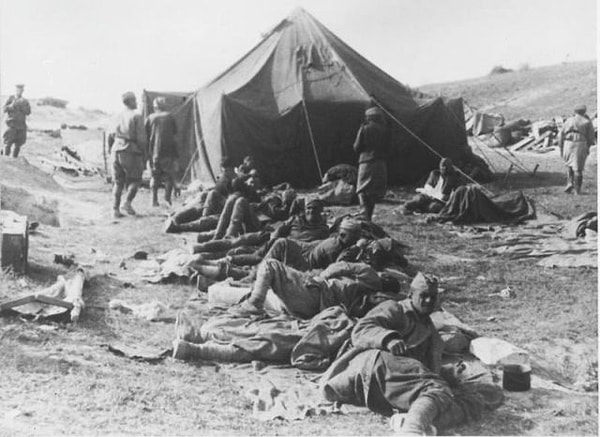 3. 4-й Украинский фронт. Апрель 1944 г. Южный берег Сиваша. 51-я армия. Раненые в ожидании эвакуации самолетами